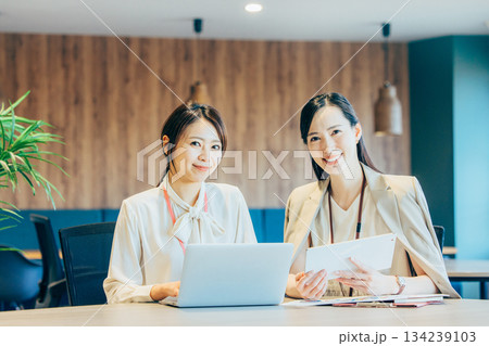 オフィスで働くビジネスウーマン　ミーティング 134239103