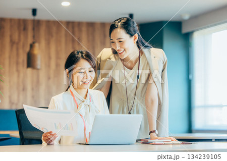 オフィスで働くビジネスウーマン　ミーティング 134239105