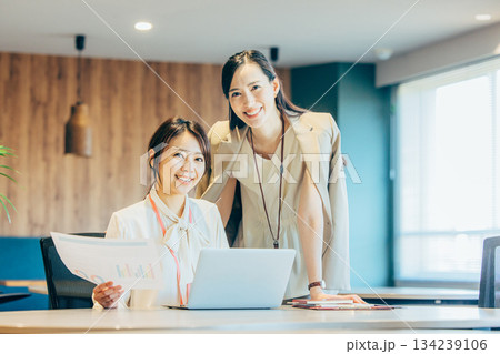 オフィスで働くビジネスウーマン　ミーティング 134239106