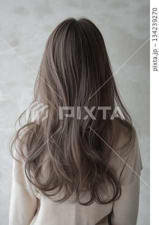 ロングヘア 背面 レイヤーカット グラデーション 女性 ロングヘア 背面 レイヤーカット グラデーション 女性 134239270