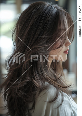 ングレイヤーヘア、ゆるいウェーブ、日本人女性の横顔 134239271