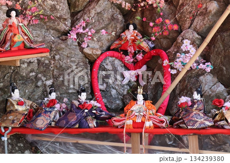 岩場に映える雛人形とハート飾り、春を祝う華やかなひな祭り 134239380