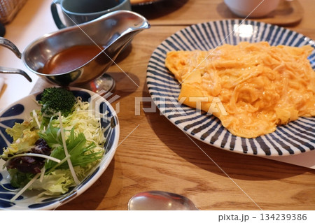彩り豊かなオムライスとサラダ、丁寧な食卓のひととき 彩り豊かなオムライスとサラダ、丁寧な食卓のひととき 134239386