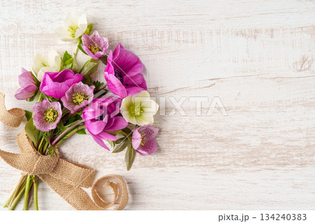 テーブルに置かれたアネモネとクリスマスローズの花束 134240383