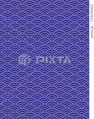 紺色の青海波のパターン 134240481