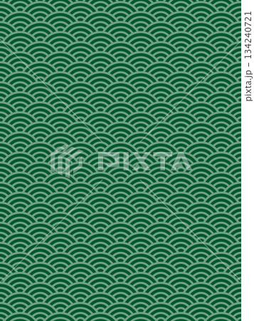 深緑色の青海波のパターン 134240721