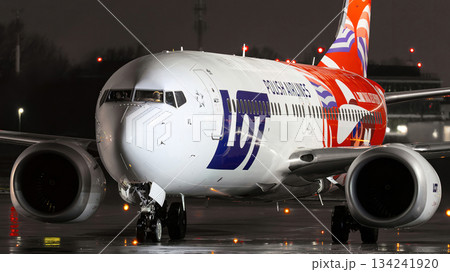 LOT 航空 B737-800夜間タキシング 134241920