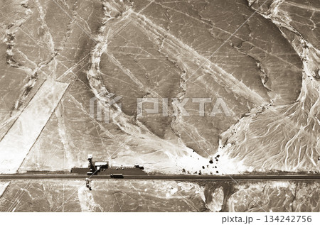 ナスカ上空から見えるパンアメリカンハイウェイ　南米ペルー 134242756