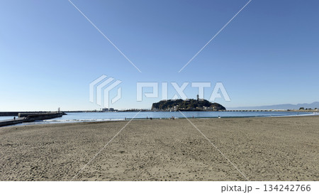江ノ島と砂浜 134242766