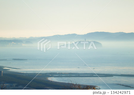 冬の到来を告げる気嵐と江の島 冬の到来を告げる気嵐と江の島 134242971