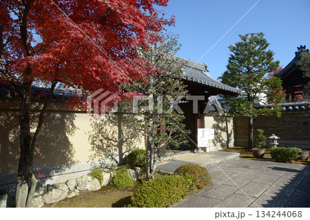 秋の大徳寺 芳春院の山門 京都市北区紫野 秋の大徳寺 芳春院の山門 京都市北区紫野 134244068