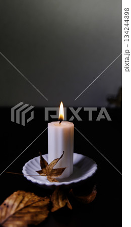 秋冬をイメージしたキャンドルの灯火 秋冬をイメージしたキャンドルの灯火 134244898