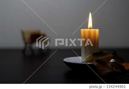 秋冬をイメージしたキャンドルの灯火 秋冬をイメージしたキャンドルの灯火 134244901
