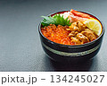 3色海鮮丼の盛り付け 134245027