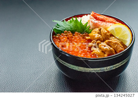 3色海鮮丼の盛り付け 134245027