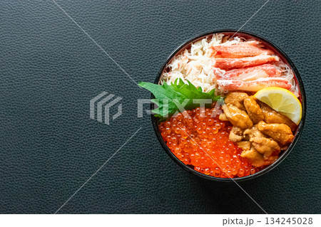 3色海鮮丼の盛り付け 3色海鮮丼の盛り付け 134245028