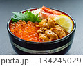 3色海鮮丼の盛り付け 134245029