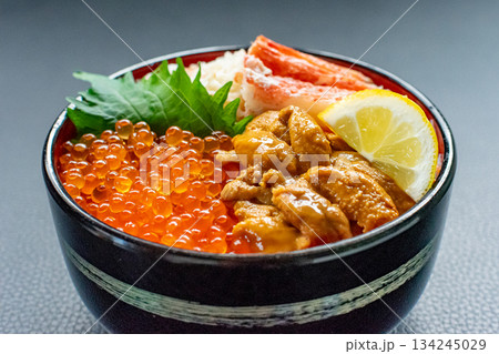 3色海鮮丼の盛り付け 134245029