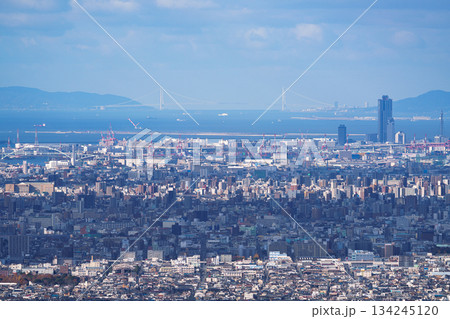 奈良と大阪の府県境　大阪府八尾市十三峠からの眺望　コスモタワーと明石海峡大橋① 134245120