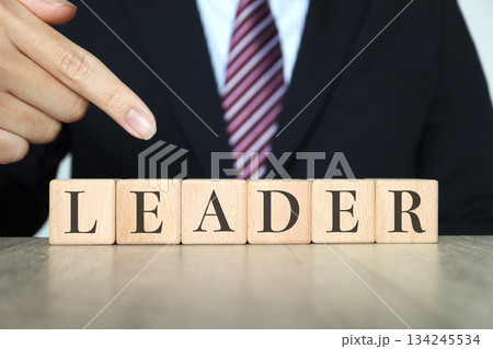 ビジネスのリーダーシップを象徴する木製ブロックのイメージ。 134245534