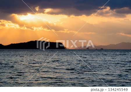 雲間から降り注ぐ光のカーテン(天使の梯子)と瀬戸内海の島影 雲間から降り注ぐ光のカーテン(天使の梯子)と瀬戸内海の島影 134245549