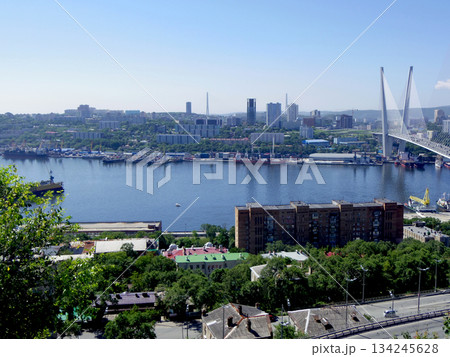 ロシア・ウラジオストクの金角湾 134245628