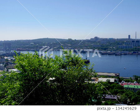 ロシア・ウラジオストの金角湾 134245629