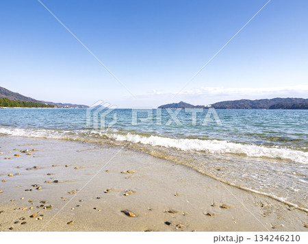 天橋立・宮津湾に打ち寄せる美しい白波 134246210