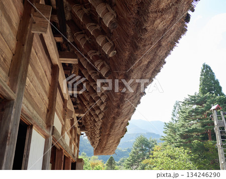 夏の世界遺産白川郷の合掌造りの民家の屋根の風景 134246290
