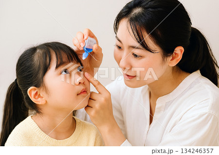 点眼している親子 点眼している親子 134246357