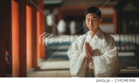 神社の運営を支える男性スタッフのやりがいある仕事 134246366