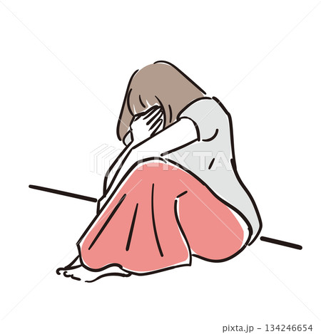 落ち込んでいる若い女性 134246654