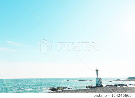 海に浮かぶ灯台 海に浮かぶ灯台 134246666