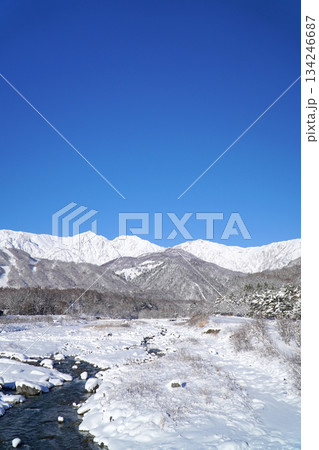 雪景色の白馬村　白馬大橋から眺めた北アルプス 134246687