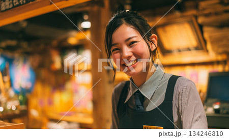 楽しそうに注文対応をする居酒屋アルバイトの女性大学生 134246810