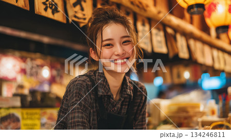 アルバイト求人に使える居酒屋で働く女性大学生スタッフ 134246811