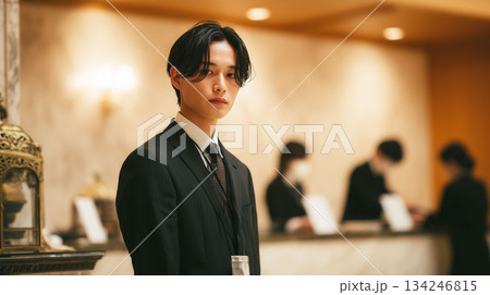 葬儀場で人を見送る大切な役割を担う男性葬祭スタッフ 134246815