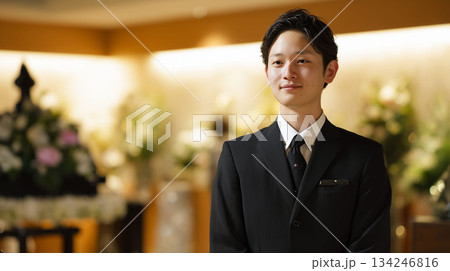 セレモニーホールで葬儀を支える男性スタッフのプロフェッショナルな仕事 134246816
