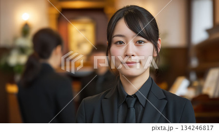 ご遺族の想いに寄り添う女性セレモニースタッフの仕事風景 134246817