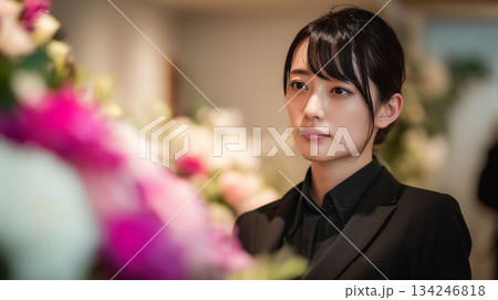 葬儀場で落ち着いた対応を行う女性スタッフのプロの姿 134246818