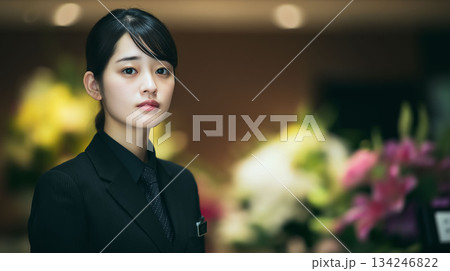 葬儀場でご遺族に寄り添い人を見送る女性葬祭スタッフの姿 葬儀場でご遺族に寄り添い人を見送る女性葬祭スタッフの姿 134246822