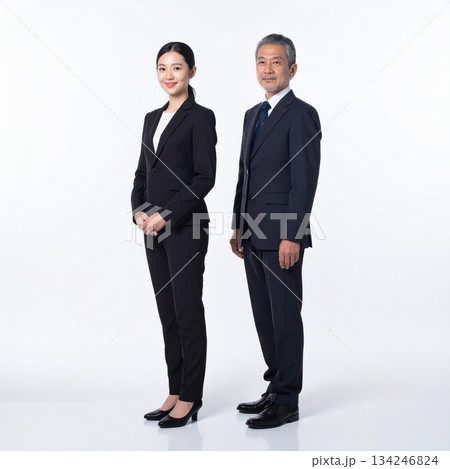 日本人シニア管理職と若手女性社員 白背景で表現する洗練ビジネス像 134246824