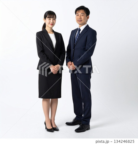 日本人シニア管理職と若手女性社員 白背景で表現する洗練ビジネス像 134246825