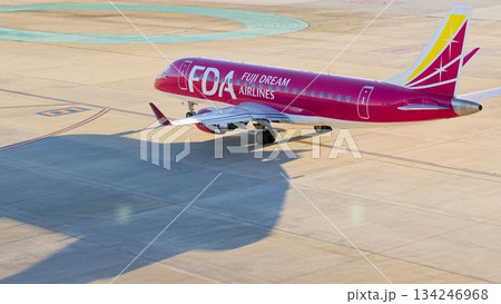 離陸を待つフジドリームエアラインズ(FDA)の旅客機エンブラエル175 134246968