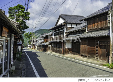 秋月　秋月街道沿いの町並み　福岡県朝倉市 134247102
