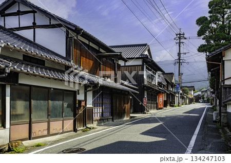 秋月　秋月街道沿いの町並み　福岡県朝倉市 134247103