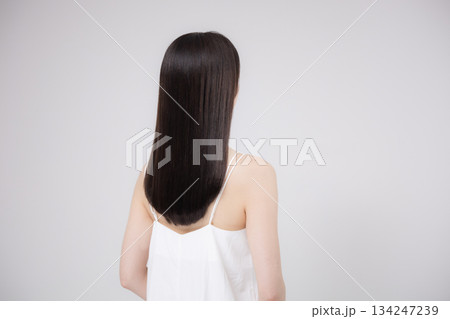 美容ポートレート、ストレートのロングヘアの髪の毛の天使の輪が綺麗なヘアケアイメージ　美しい髪と後ろ姿 134247239