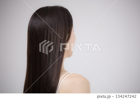 美容ポートレート、ストレートのロングヘアの髪の毛の天使の輪が綺麗なヘアケアイメージ 美しい髪と後ろ姿 美容ポートレート、ストレートのロングヘアの髪の毛の天使の輪が綺麗なヘアケアイメージ 美しい髪と後ろ姿 134247242
