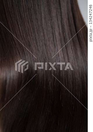 美容ポートレート、ストレートのロングヘアの髪の毛の天使の輪が綺麗なヘアケアイメージ　美しい髪と後ろ姿 134247246