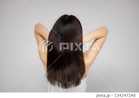 美容ポートレート、ストレートのロングヘアの髪の毛の天使の輪が綺麗ヘアケアイメージ　髪の毛をかき上げる 134247248